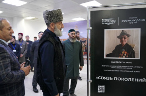 Отдельные моменты историко-патриотической выставки «Связь поколений: от героев Великой Отечественной войны до защитников СВО» в Российском исламском университете.